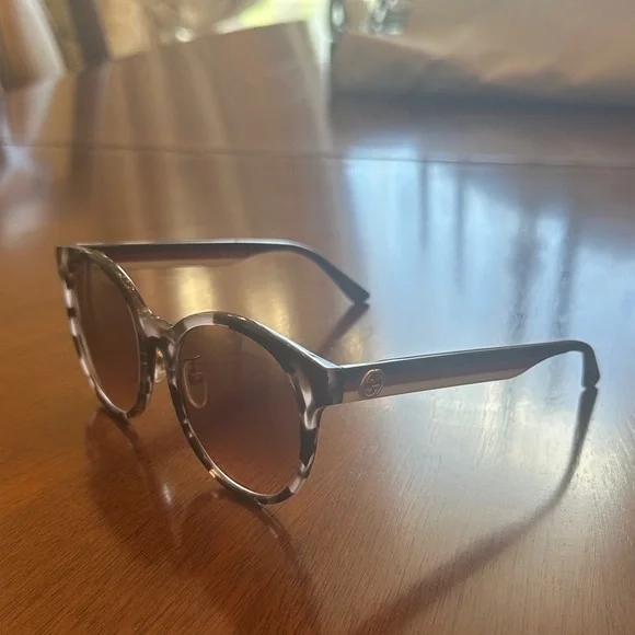 Gucci Black and Brown tourtoise shell frame Women's Sunglasses, authentic - Picture 10 of 14